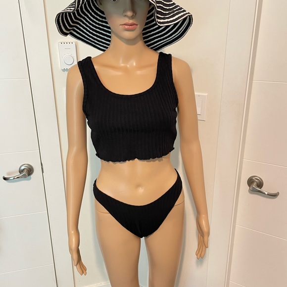 Black tank top bikini fits a size medium kind of ribbed texture - Picture 6 of 16